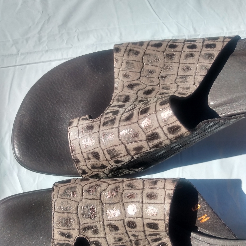 Donald Pliner sandals